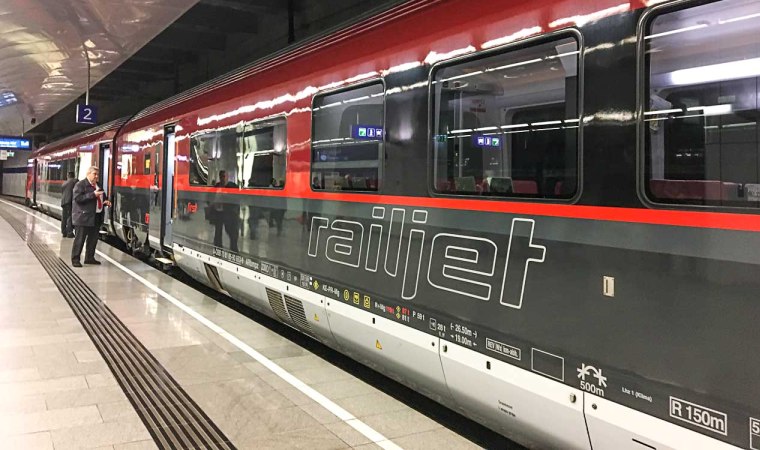 Поезд из Вены в Парндорф