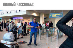 Навального закидали сардельками
