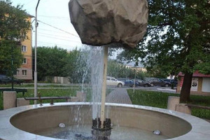 Кировский фонтан с левитирующем камнем