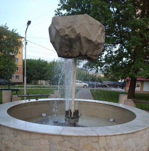 Кировский фонтан с левитирующем камнем